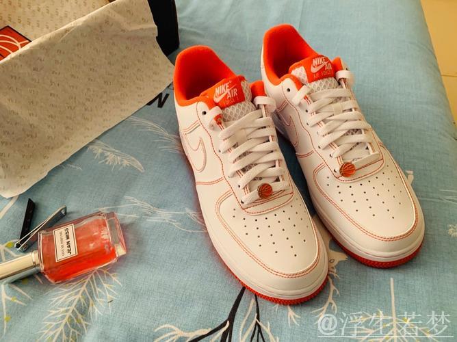 科比经典回忆!白橙配色AF1洛克公园版将于2026年秋季复刻登场 科比经典回忆!白橙配色AF1洛克公园版将于2026年秋季复刻登场